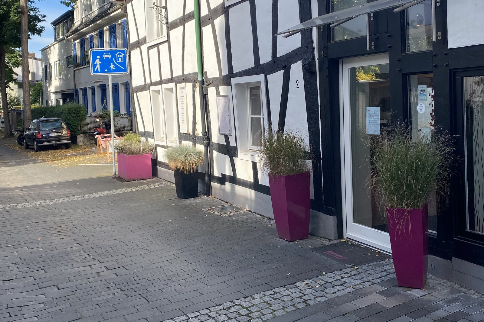 Blick in die Godesberger Straße 2 in Königswinter mit dem Fachwerkhaus von Salon Prinz